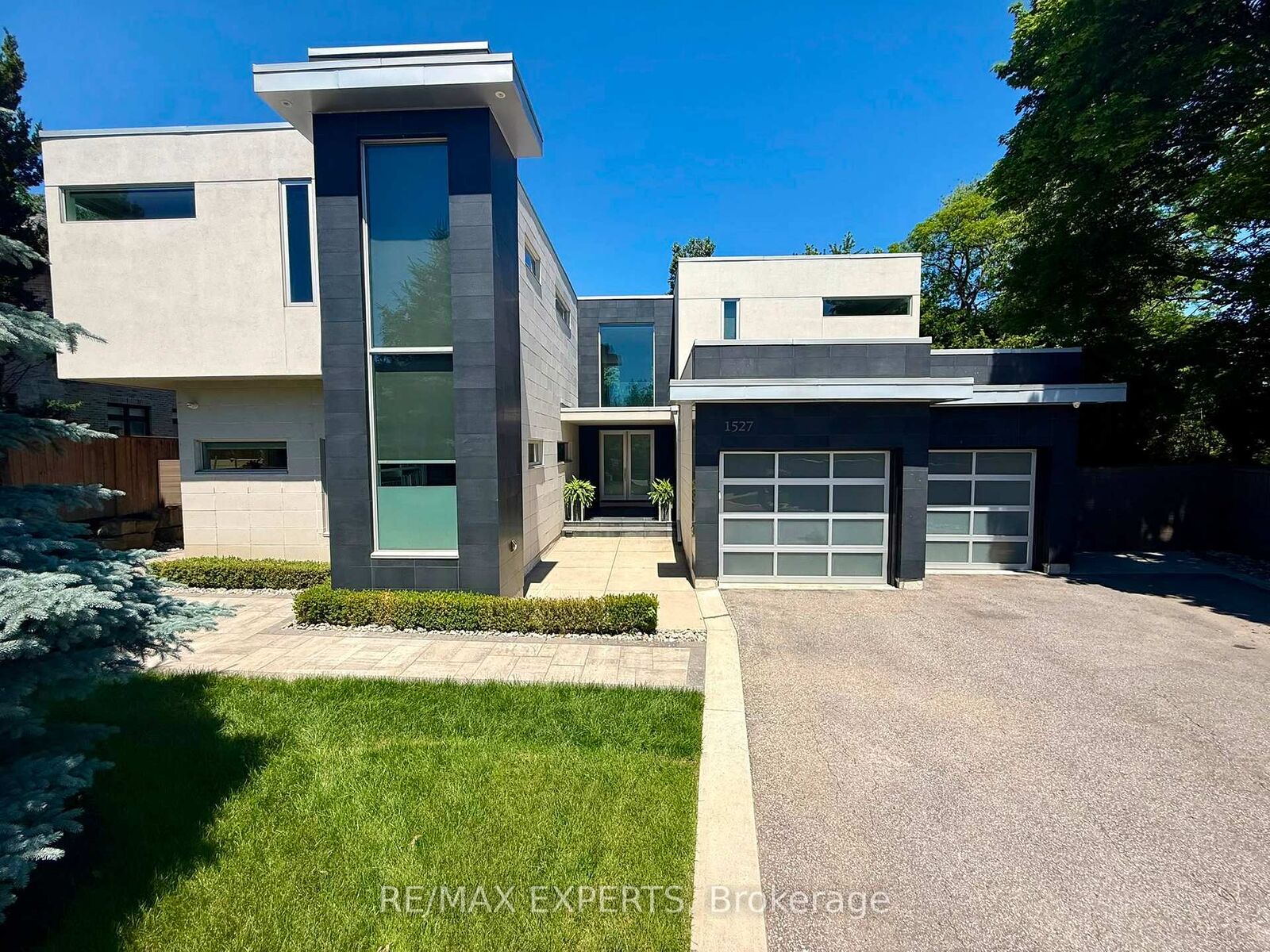 Property Photo: 1527 Glenhill Crescent ON L5H 3C4