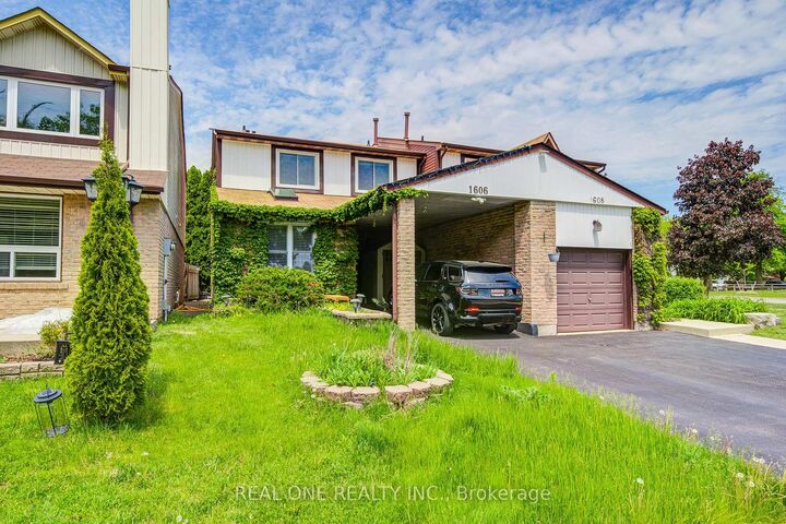 Property Photo: 1606 Lancaster Drive 30 ON L6H 2Z6