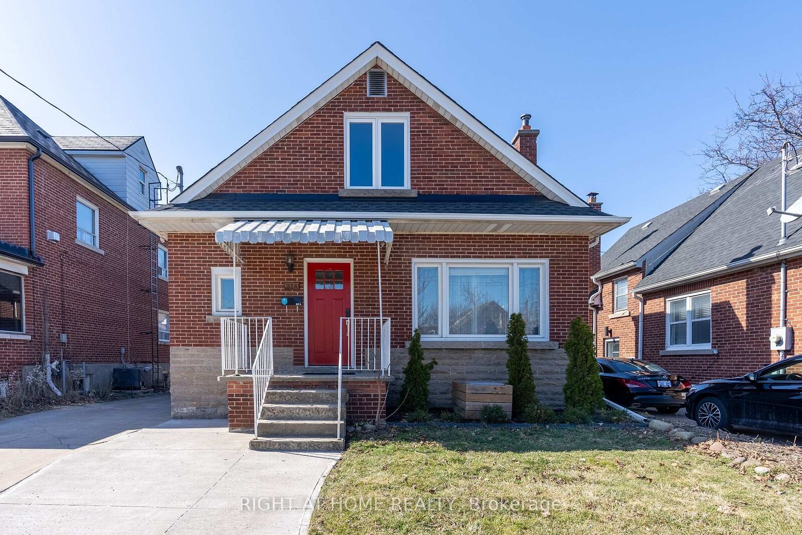 Property Photo:  214 Kenilworth Avenue S  ON L8K 2T4 