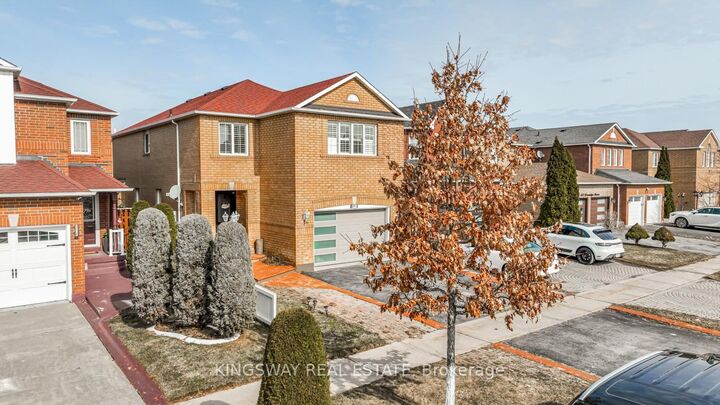 Property Photo:  891 Stonebridge Avenue  ON L5V 2L3 