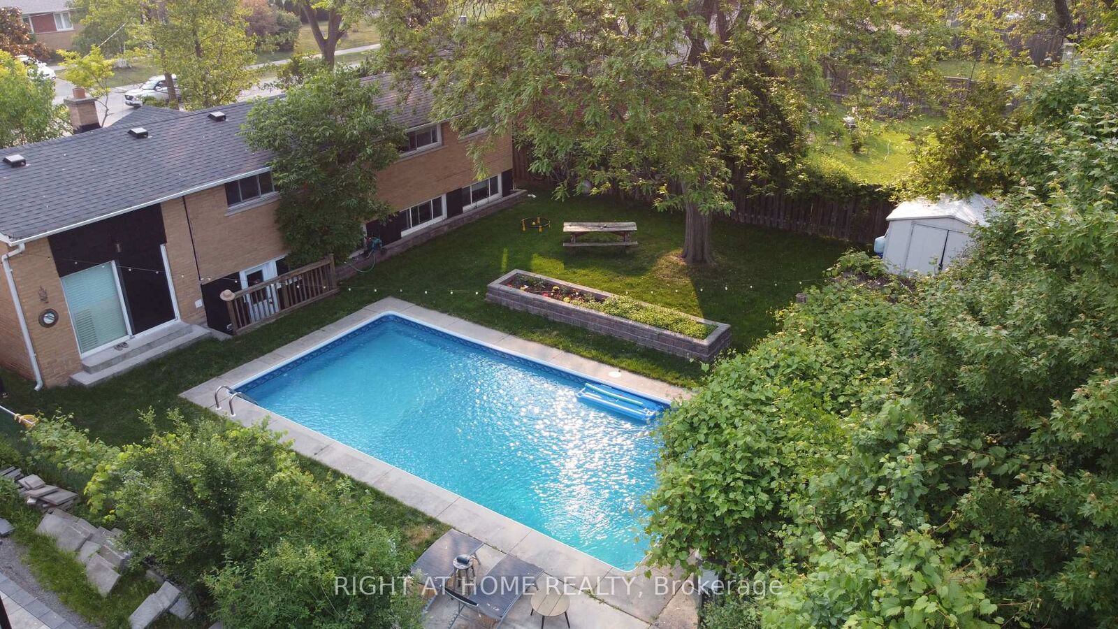 Property Photo:  423 Scarsdale Crescent  ON L6L 3W6 