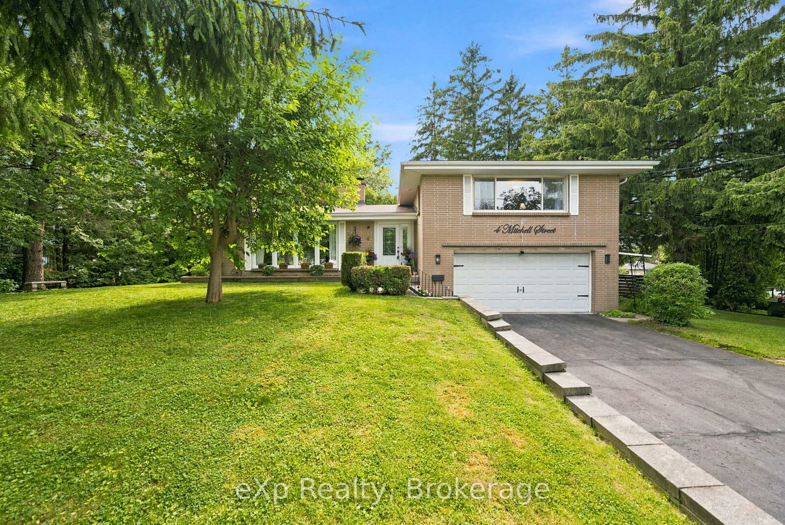Property Photo:  4 Mitchell Street  ON L1A 2W5 