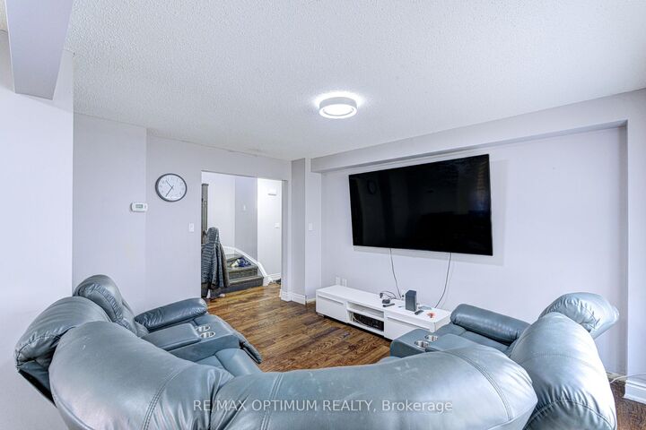 Property Photo: 5 Roehampton Crescent ON L6Y 2R3