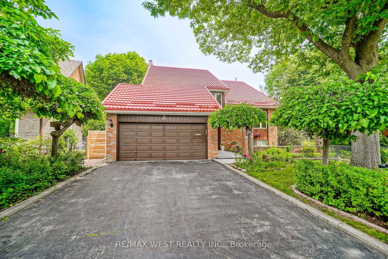 Property Photo: 18 Trillium Court ON L6S 3L8