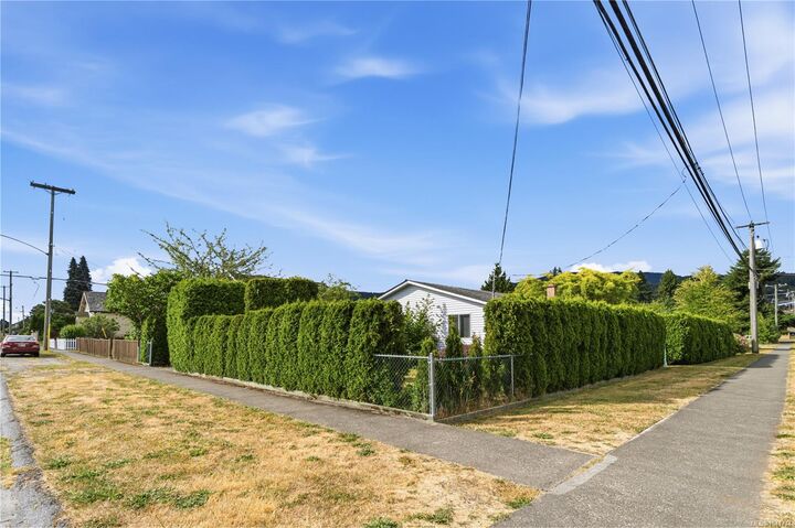 1040 5th Ave — photo 1