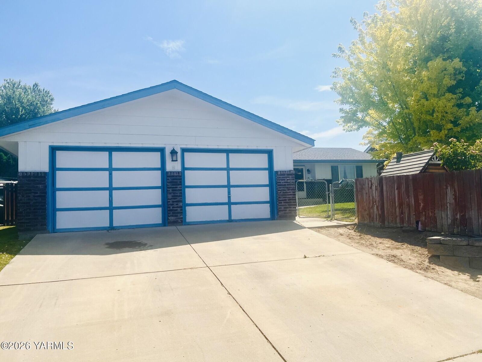 Property Photo: 421 S 59th Ave WA 98908