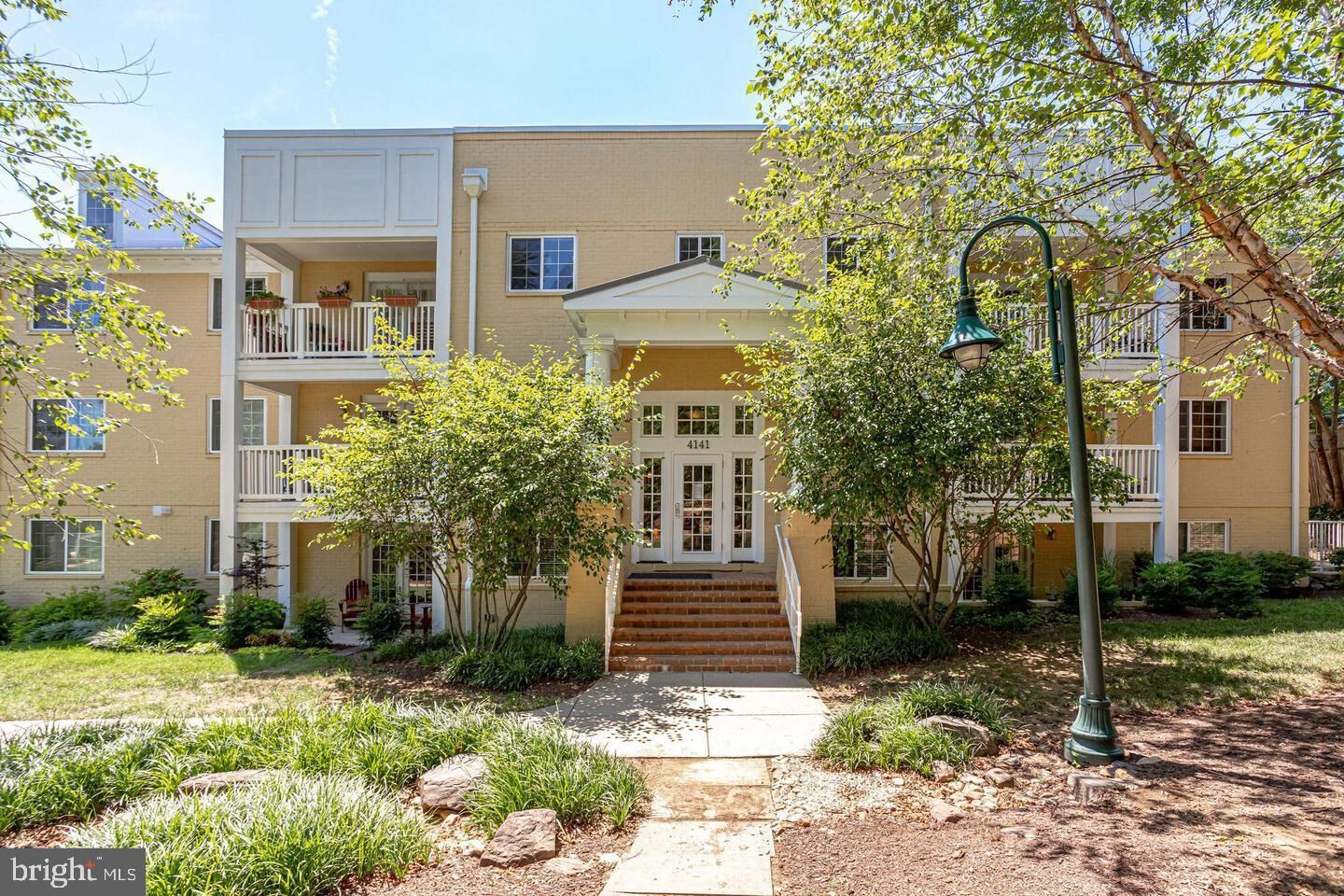 Property Photo:  4141 S Four Mile Run Drive S 203  VA 22204 