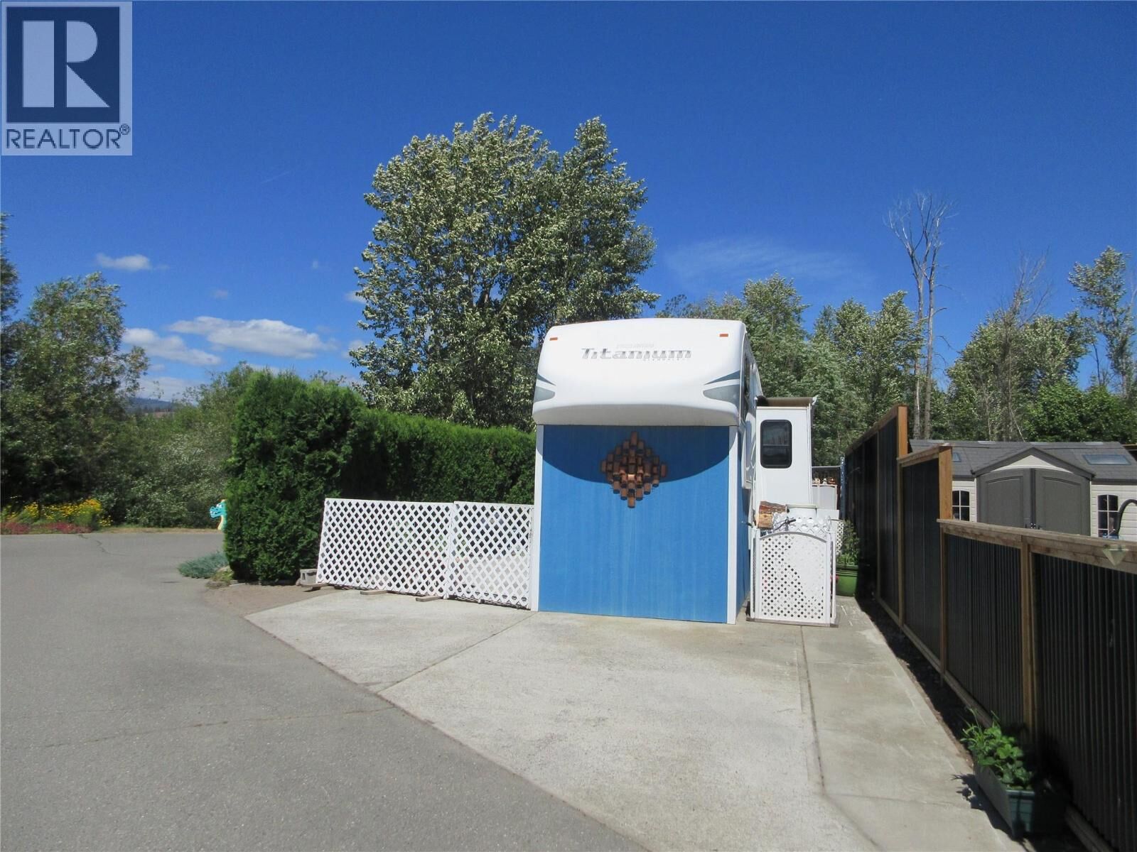 Property Photo: 415 Commonwealth Road 859 BC V4V 1P4