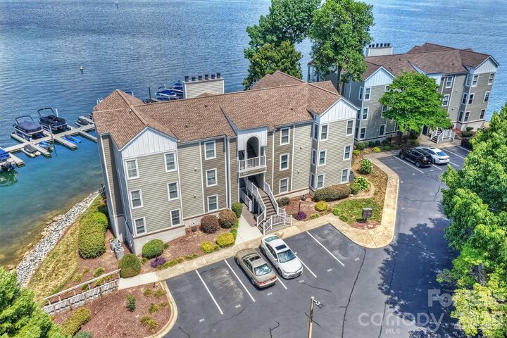 Property Photo: 20427 Harborgate Court 606 NC 28031