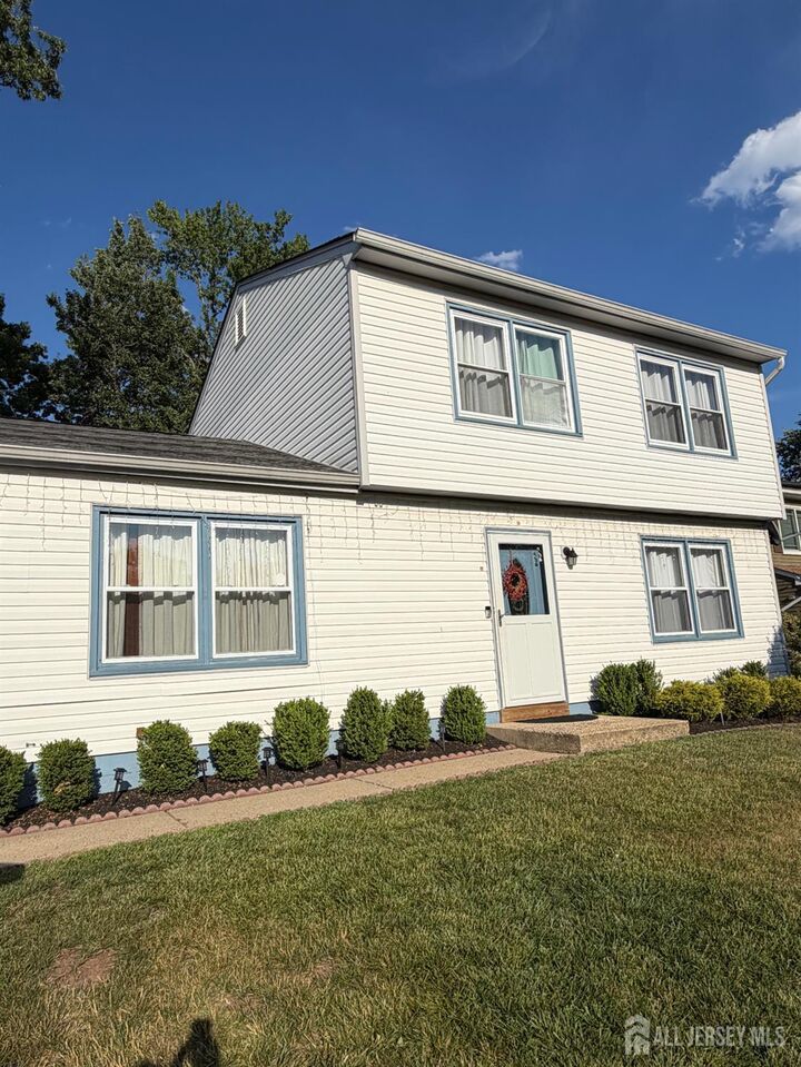 Property Photo:  36 Netherwood Circle  NJ 08820 