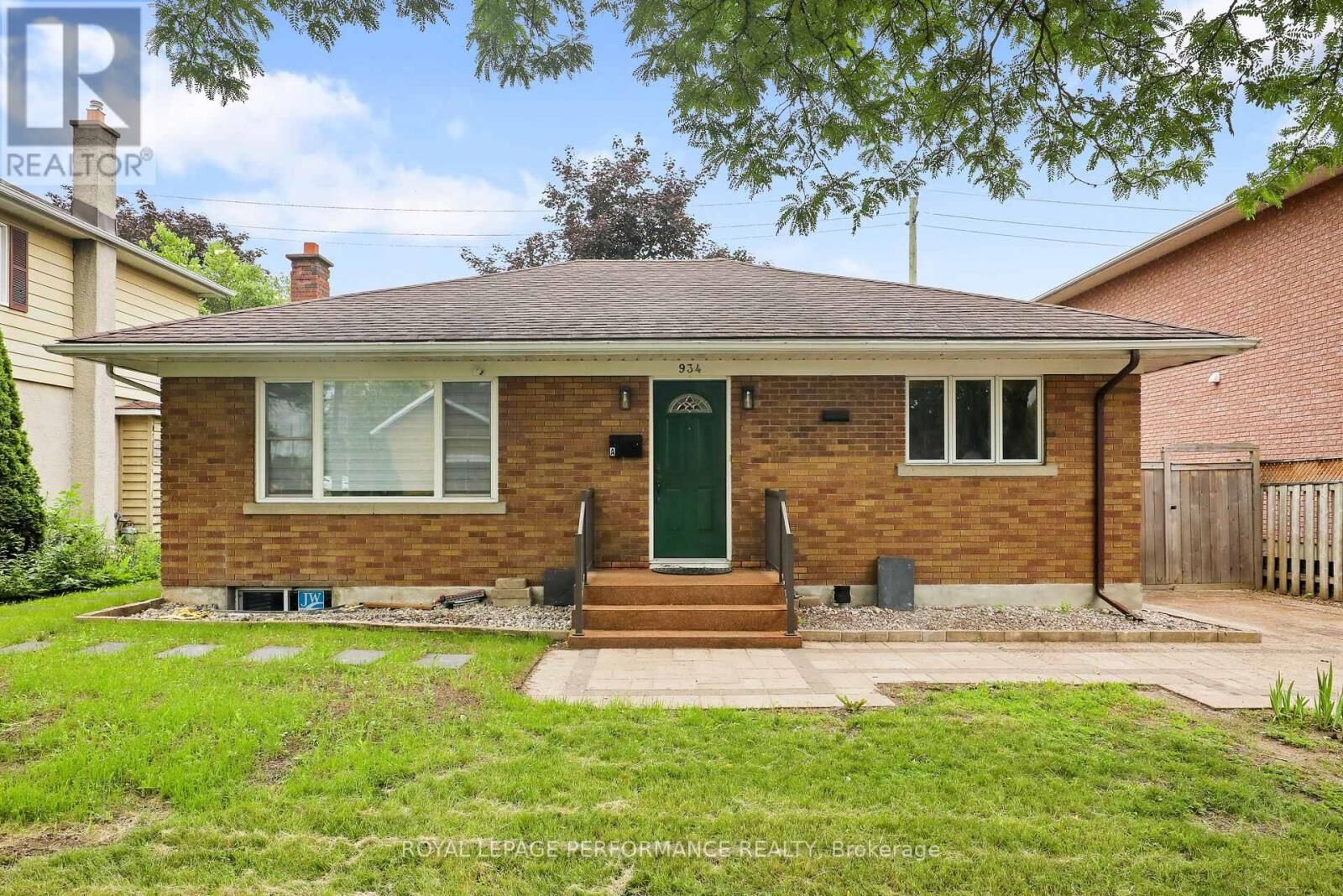 Property Photo:  934 Smyth Road  ON K1G 1P6 