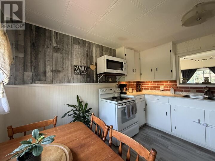 Property Photo:  261 Balsam St  ON P7A 5N4 