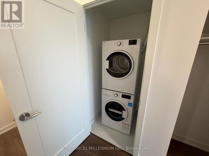 Property Photo: 5015 Hurontario Street 2706 ON L4Z 0C9