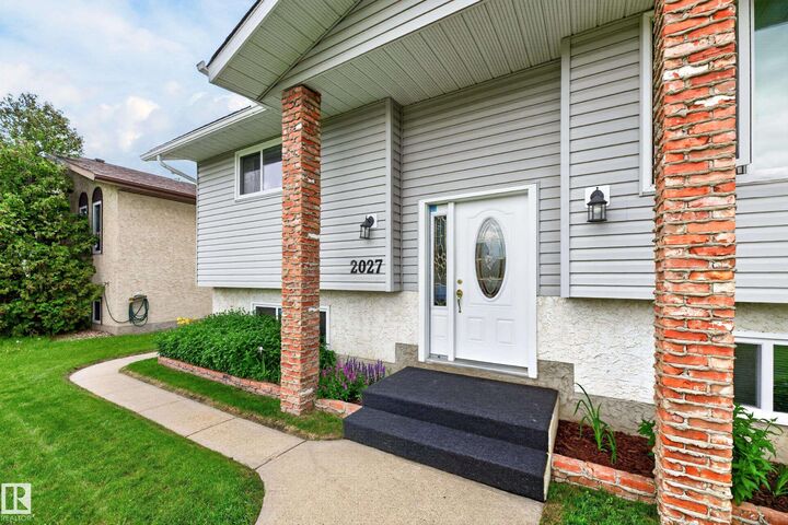 Property Photo:  2027 38 Street NW  AB T6L 3G9 