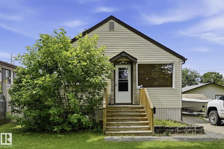11918 47 Street NW — photo 1