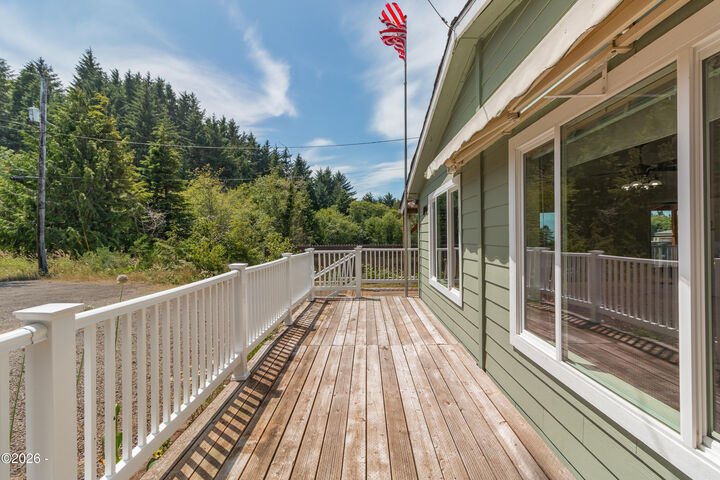 Property Photo: 110 SE Douglas St Street OR 97341