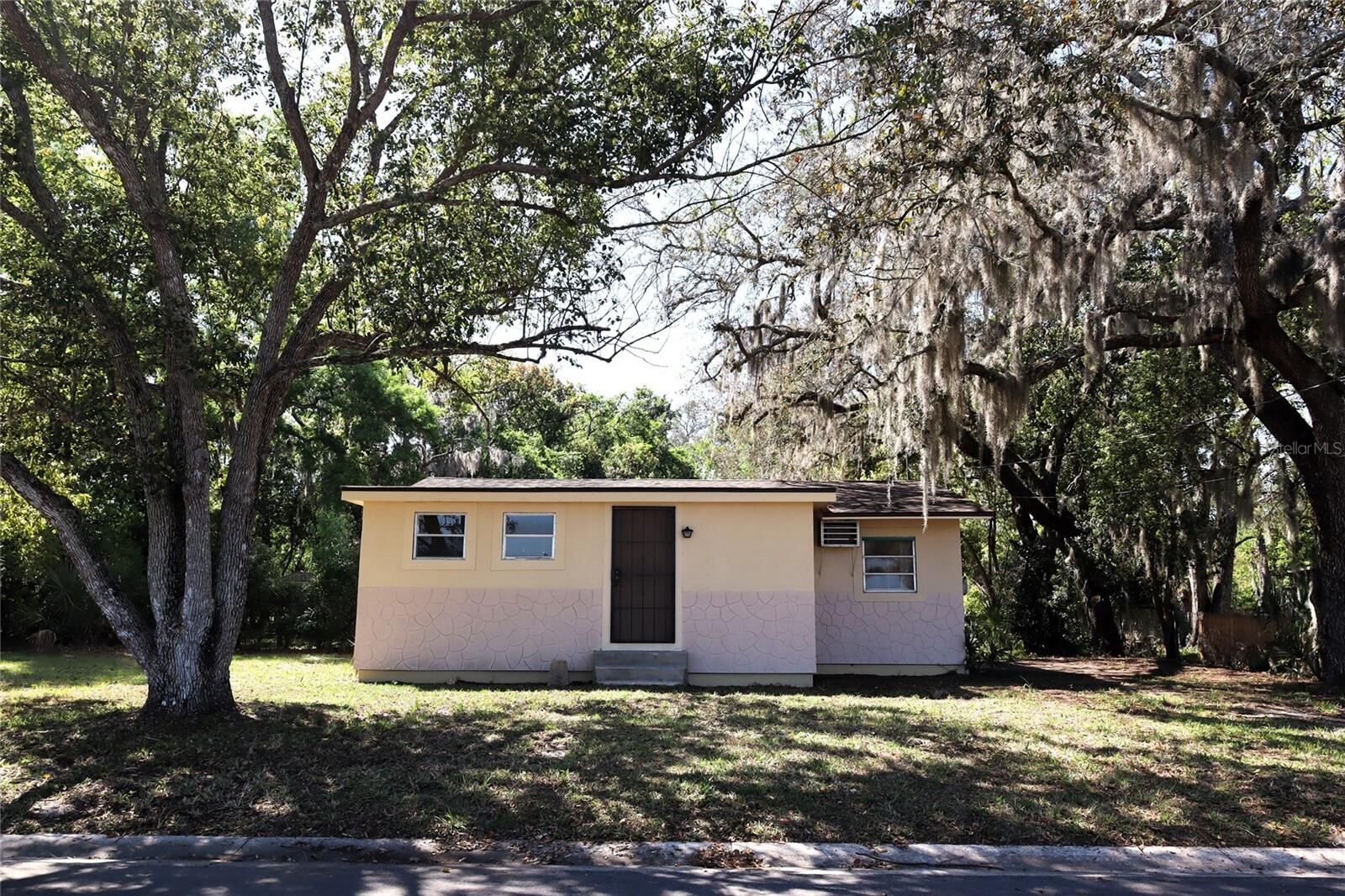 Property Photo:  2024 Dixie Avenue  FL 32726 
