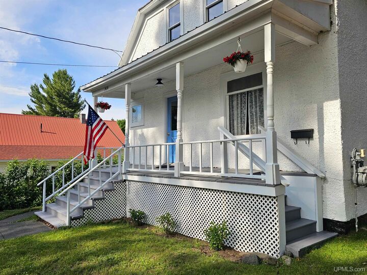 Property Photo:  1414 Front Street  MI 49945 