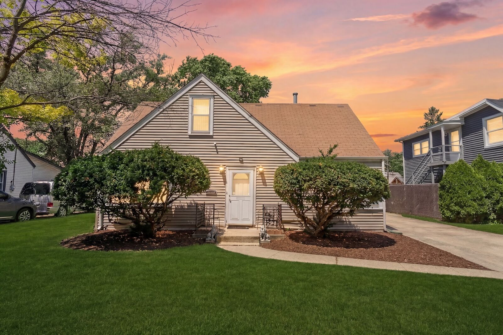 Property Photo:  124 Westward Ho Drive  IL 60164 