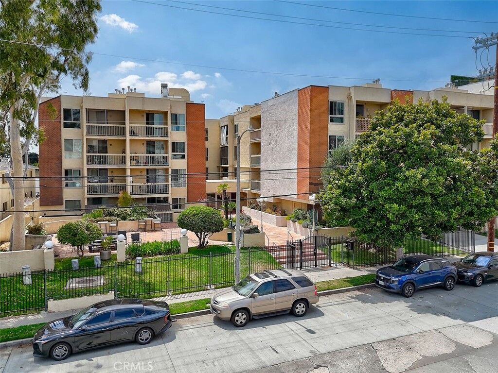 Property Photo: 5143 Bakman 417 CA 91601
