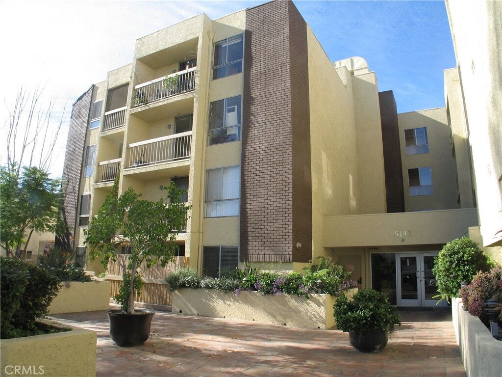 Property Photo:  5143 Bakman 417  CA 91601 