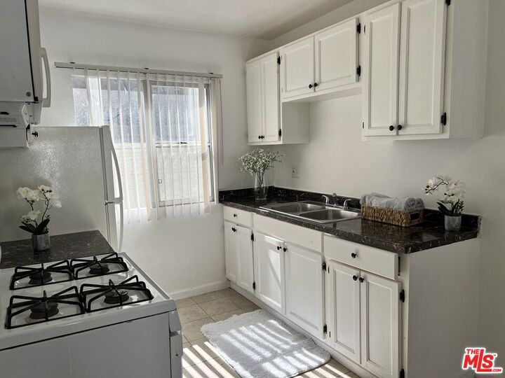Property Photo:  1330 S Wilton Place 9  CA 90019 