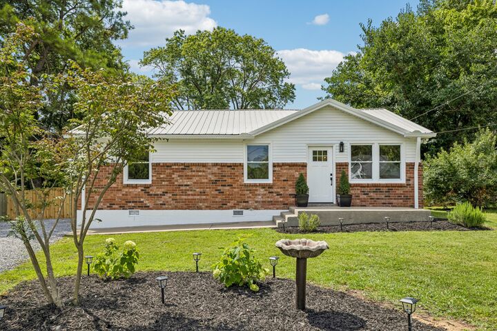 Property Photo: 205 Glenrose Ct TN 37210