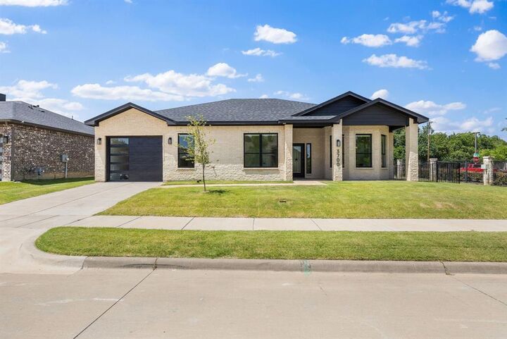 Property Photo: 3700 Creek View Drive TX 75071