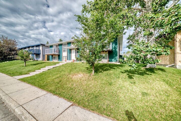 Property Photo:  11415 8 Street SW 1  AB T2W 2N4 