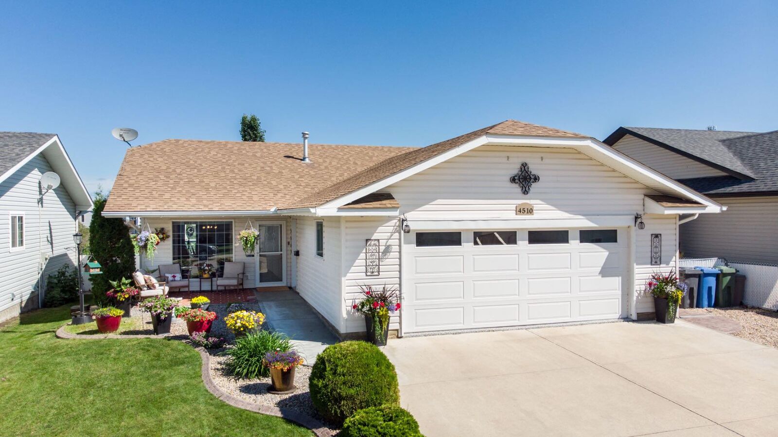 Property Photo: 4510 54A Avenue Crescent AB T4G 1X8
