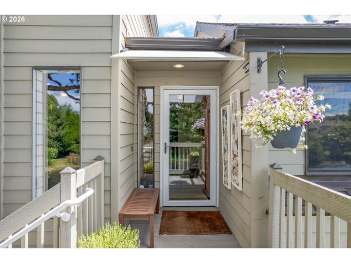 Property Photo: 2094 Lake Isle Dr OR 97401
