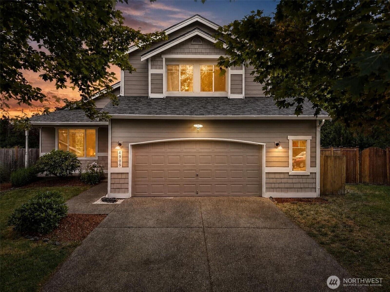 Property Photo:  4905  Highland Court SE  WA 98092 