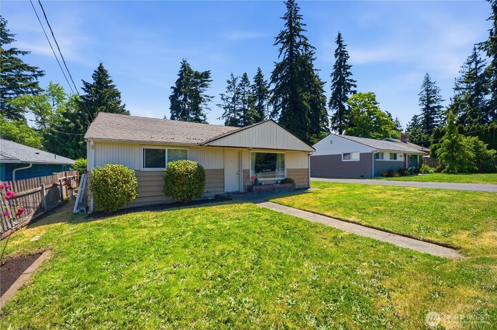 Property Photo:  18824  Midvale Avenue N  WA 98133 