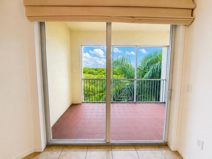 Property Photo: 3600 Oaks Clubhouse Drive 501 FL 33069