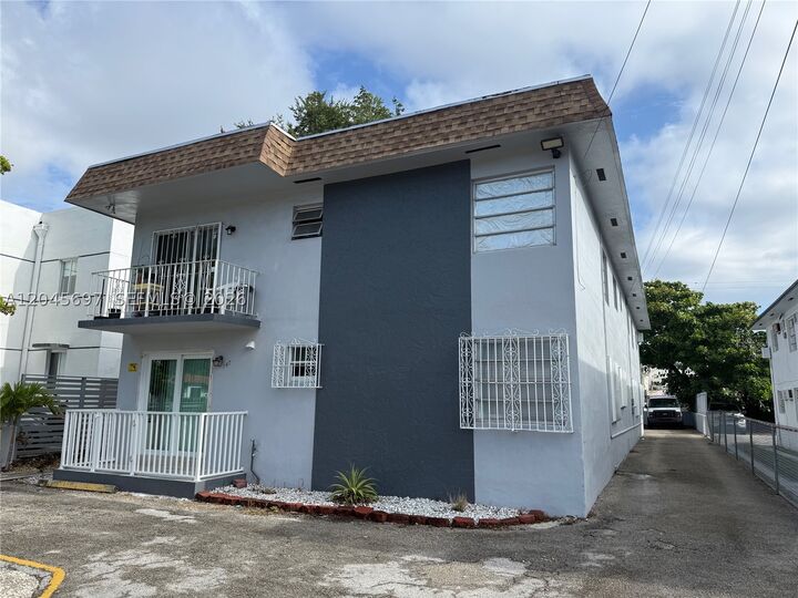 Property Photo:  767 SW 9th St 202  FL 33130 