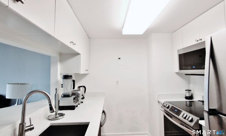 Property Photo:  127 Greyrock Place 1507  CT 06901 