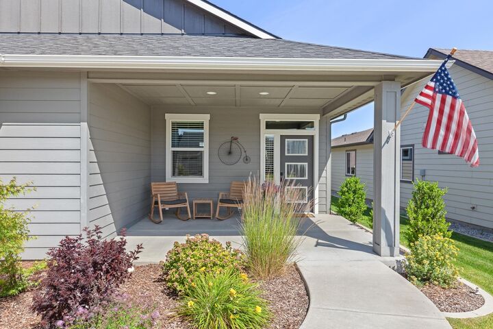 Property Photo:  2671 N Heton Ln  WA 99019 