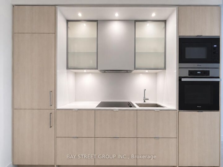 Property Photo: 11 Yorkville Avenue 2108 ON M4W 1L2