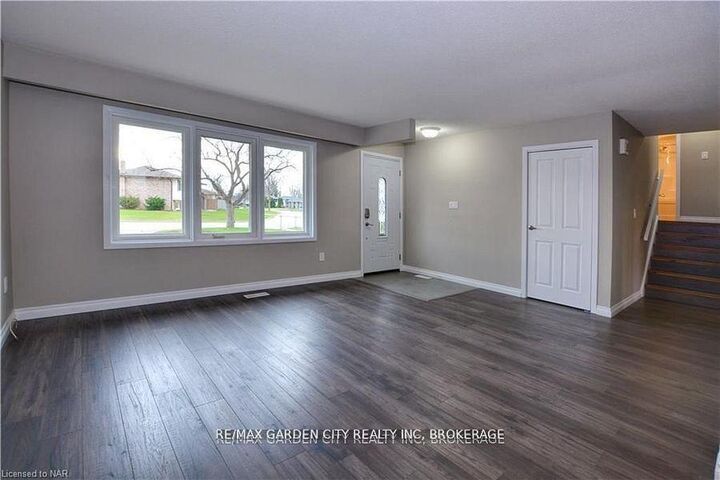 Property Photo:  49 Bendingroad Crescent -Main Unit (2 Floors)  ON L2N 5R4 