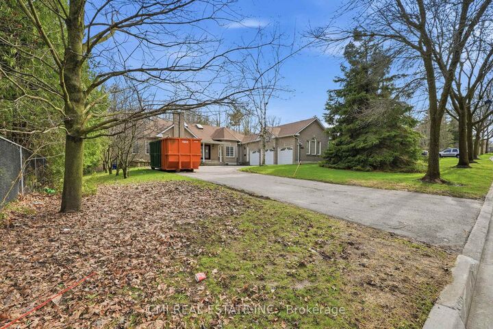 Property Photo: 15 Treegrove Circle ON L4G 6M1
