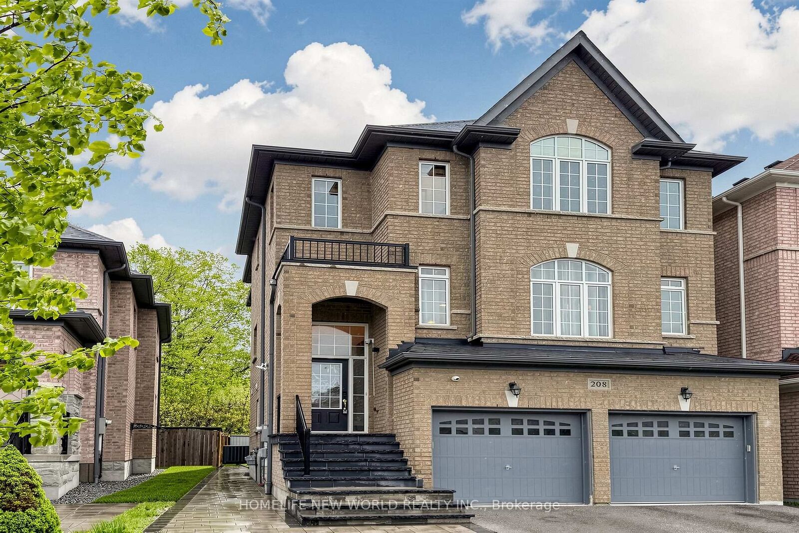 Property Photo: 208 Hunting Ridges Drive ON L4E 4K6