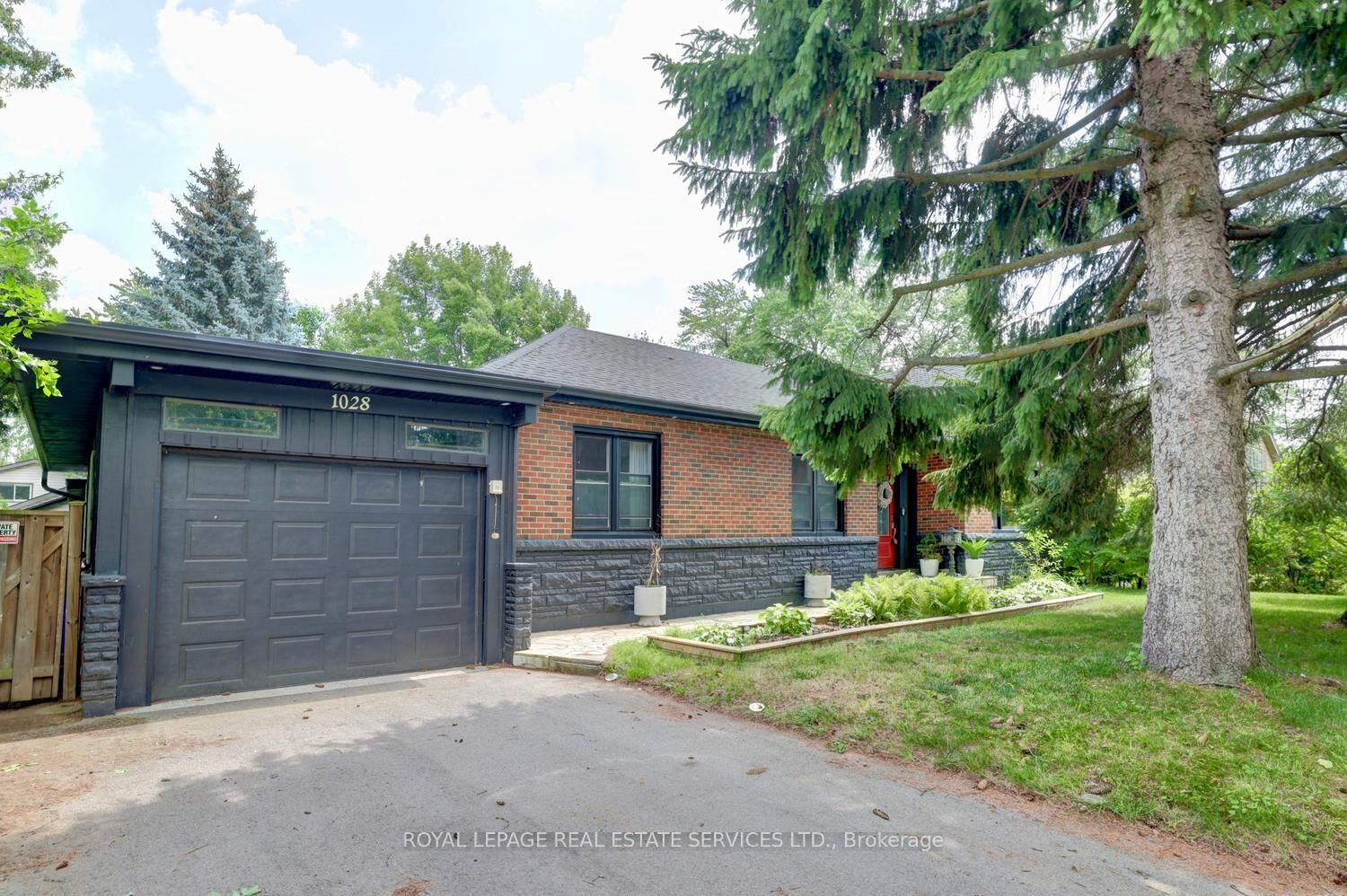 Property Photo: 1028 Cedar Avenue ON L7T 2S1