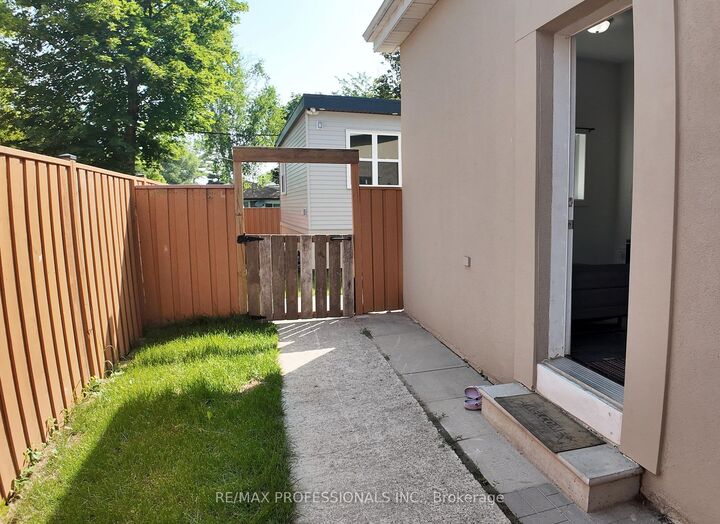 Property Photo: 5 Farmbrook Road B ON M1J 2S3