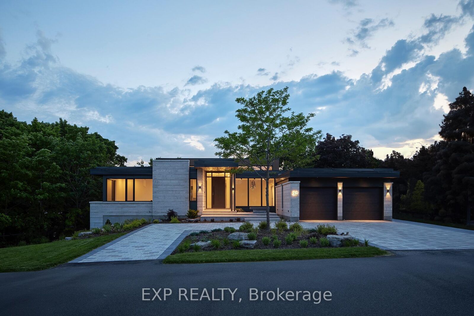 Property Photo:  32 Clovelly Road  ON K1J 6M2 