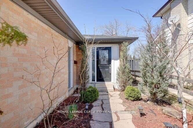 Property Photo:  2604 Hornsgate Drive Upper  ON L5K 1P6 