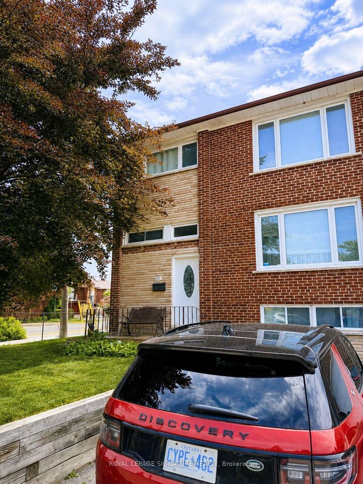 Property Photo: 67 Stilecroft Drive ON M3J 1A8