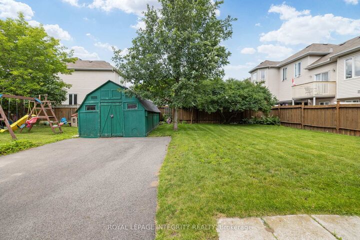 Property Photo: 1081 Kenaston Street ON K1B 3P8