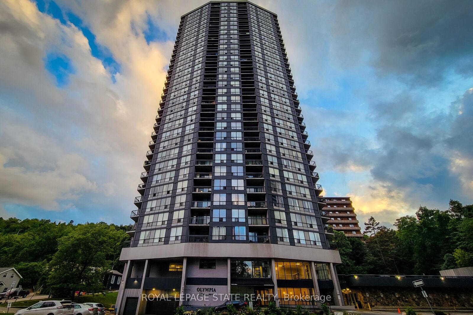 Property Photo:  150 Charlton Avenue E 2005  ON L8N 3X3 
