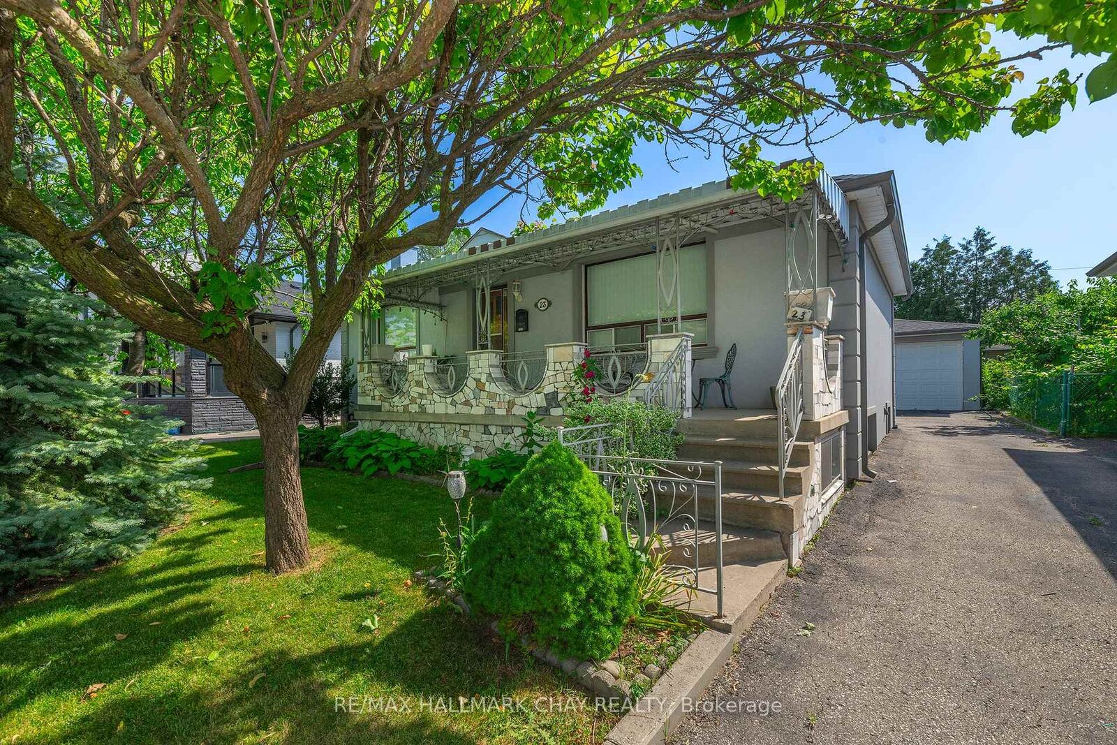 Property Photo: 23 Chappel Hill Road ON M3M 1M1