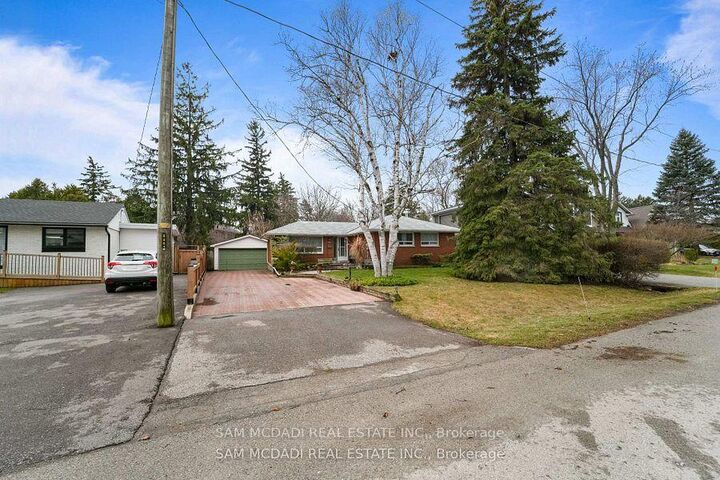 Property Photo: 2470 Meadowood Crescent ON L6L 1V6